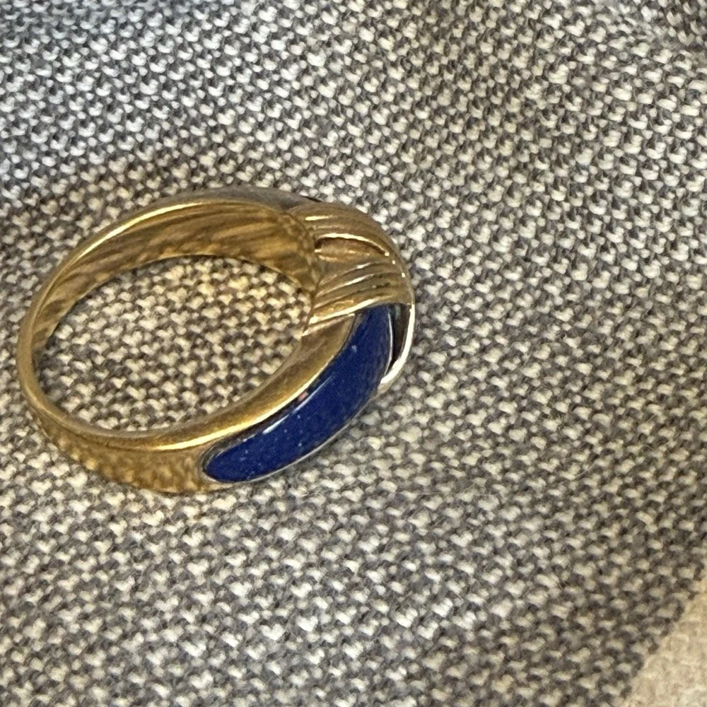 VTG Avon Ring Gold Tone Sz 7.5 Criss Cross Design Band Navy Blue Retro 90s Y2K